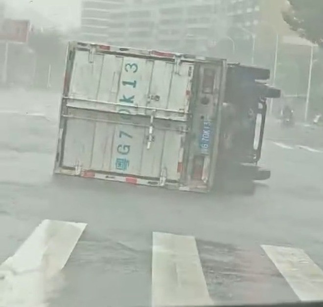 Gió mạnh và mưa lớn gây ngập lụt, quật ngã cả xe tải khi bão Matmo đổ bộ TP Trạm Giang, tỉnh Quảng Đông - Ảnh: CẢNH SÁT GIAO THÔNG TỈNH QUẢNG ĐÔNG/CÔNG AN TỈNH QUẢNG ĐÔNG