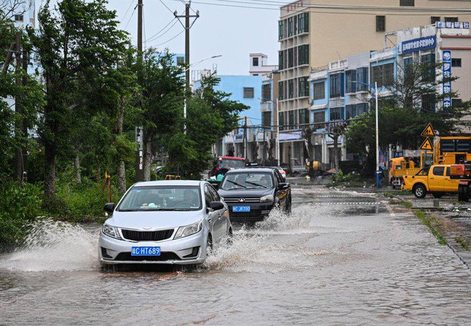 Bão Matmo gây nhiều thiệt hại tại TP Văn Xương và TP Hải Khẩu, tỉnh Hải Nam - Ảnh: TÂN HOA XÃ/CHINA DAILY
