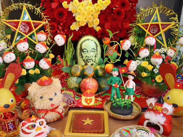 Mâm cỗ Trung thu truyền thống được bày biện cầu kỳ với với đầy đủ bánh nướng, bánh dẻo cờ đỏ sao vàng và trái cây ngũ sắc. Ảnh NVCC