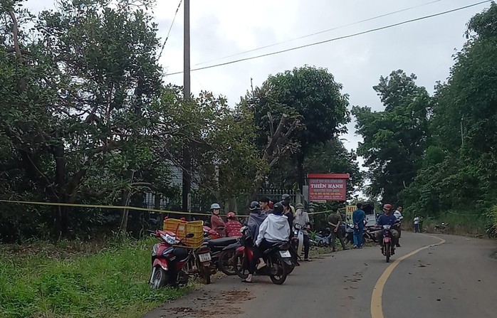 Nhà ông Th. ở mặt tiền đường liên huyện cũ, cách nhà dân gần đó khoảng 200 m