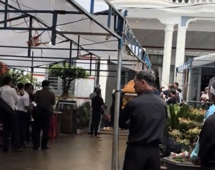 Gia đình các nạn nhân đã tổ chức lễ an táng trong niềm tiếc thương của người thân, hàng xóm láng giềng (Ảnh C.H)