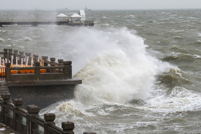 Sóng biển vỗ vào bờ khi bão Matmo đổ bộ vào Bắc Hải, Quảng Tây ngày 5/10. Ảnh: VCG