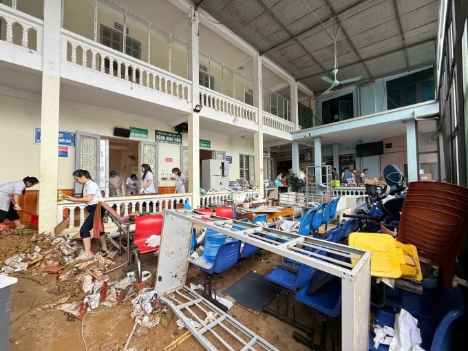 Nhân viên bệnh viện dọn dẹp sau khi nước lũ rút trưa 6/10. Ảnh: Bệnh viện cung cấp