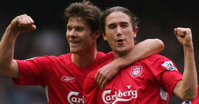 Harry Kewell (phải) khi còn khoác áo Liverpool cùng Xabi Alonso, nay là HLV Real Madrid