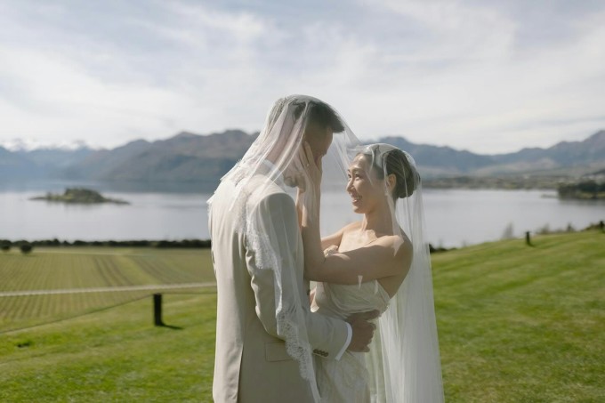 Trong ảnh đăng trên Instagram, diễn viên chú thích: 'Akin &amp; Nancy 03. 10. 2025'. Khung cảnh lễ cưới là một bãi cỏ rộng lớn ven hồ. Hồ Định Hân diện váy cưới trắng trễ vai, trang điểm đơn giản, gương mặt rạng rỡ.