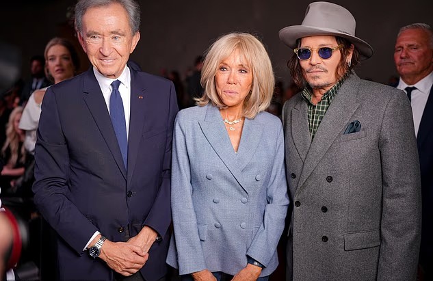Johnny chụp ảnh cùng bà Brigitte và tỷ phú Bernard Arnault. Ảnh: WWD