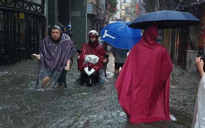 Phụ huynh đón con tan học ngày 30-9 vừa qua