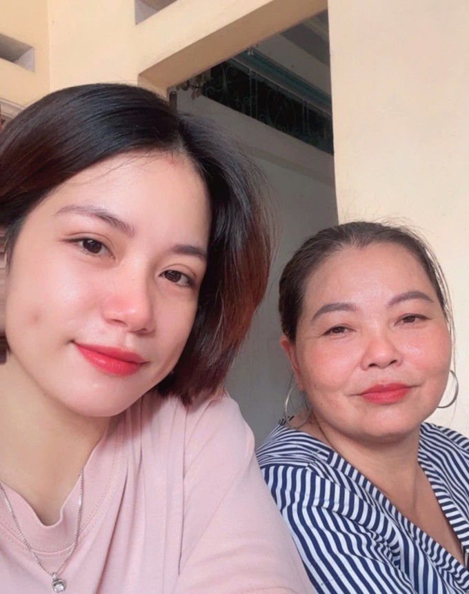 Chị Thêm (áo sọc) và Giang - con của chồng, trong ngôi nhà ở xã Hợp Thịnh, hôm 5/10. Ảnh: Gia đình cung cấp