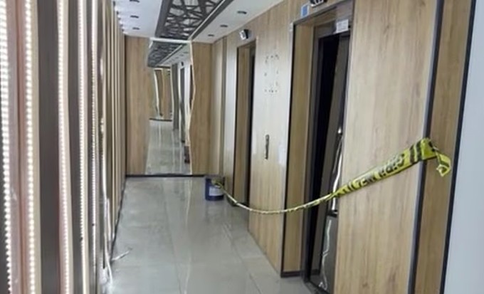 Vợ tử vong do thang máy rơi, chồng bất lực chứng kiến - 1