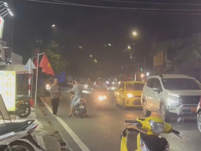 Cụ ông bán vé số ở Phú Quốc bị dọa đánh vì gọi khách bằng chú - 1