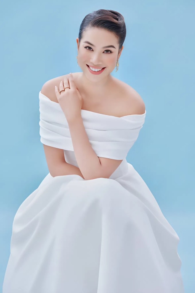 Phạm Hương vẫn theo dõi các nàng hậu dù rời xa showbiz.