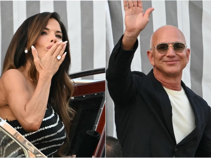 Sanchez khoe nhẫn ở đám cưới tại Italy hồi tháng 6. Ảnh: AFP