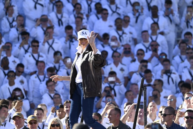 Bà Melania Trump diện phong cách đơn giản, phù hợp với buổi lễ hôm 5/10. Ảnh: AFP