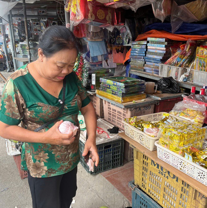 Chưa kịp khô sạp hàng, tiểu thương tại Hà Nội lại tất bật chống ngập - 2