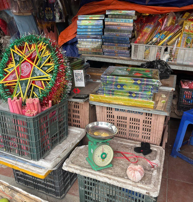 Quầy hàng của bà Thêm được kê cao bằng sọt nhựa để tránh ngập nước. Ảnh: Đan Tâm.