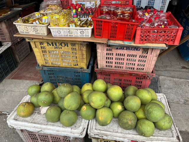 Nhiều tiểu thương dùng hai sọt nhựa chồng lên nhau để kê hàng cho cao. Ảnh: Đan Tâm.