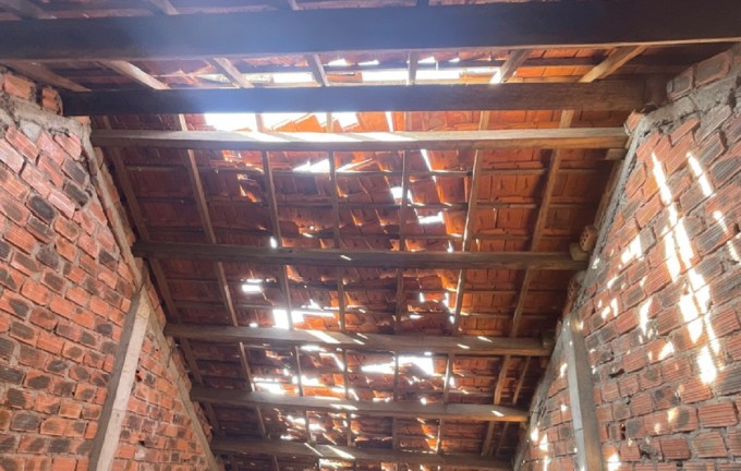 Phòng ở bán trú của học sinh xã Măng Bút bị hư hỏng mái ngói. Ảnh: Văn Đức