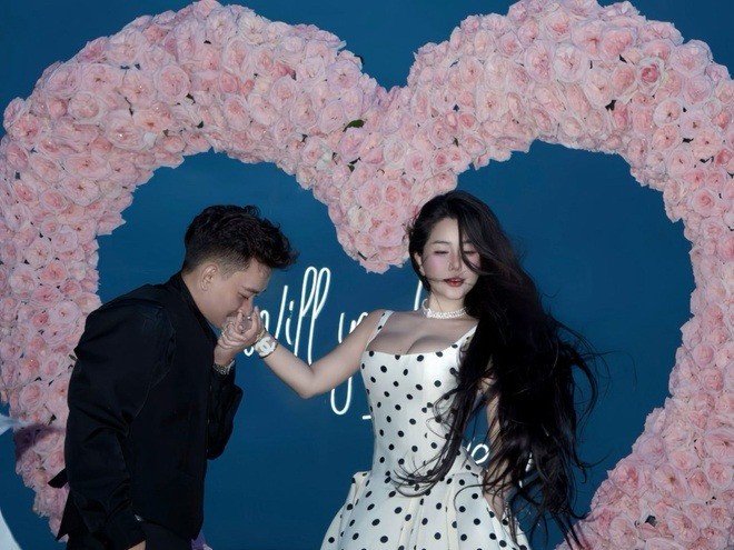 Ngày 4/10, hot girl Võ Ngọc Trân (sinh năm 2001, TP HCM) công khai bạn trai trên trang cá nhân với hơn nửa triệu người theo dõi. 'Finally, she’s finally gone public about having a boyfriend (Tạm dịch: Cuối cùng, cô ấy cuối cùng cũng công khai về việc có bạn trai)', cô viết.