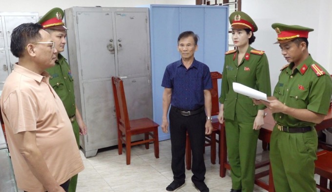 Cảnh sát đọc lệnh bắt ông Đoan (ngoài cùng bên trái). Ảnh: Lam Sơn