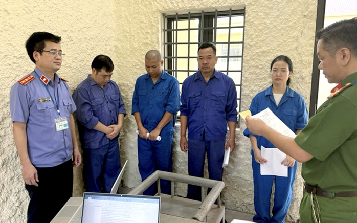 Cơ quan chức năng tỉnh Bắc Ninh tống đạt các quyết định tố tụng đối với các bị can. Ảnh: VKSND tỉnh Bắc Ninh