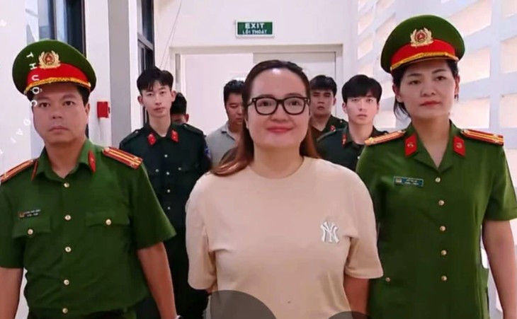 Hoàng Hường thời điểm bị bắt tạm giam. Ảnh: VTV.