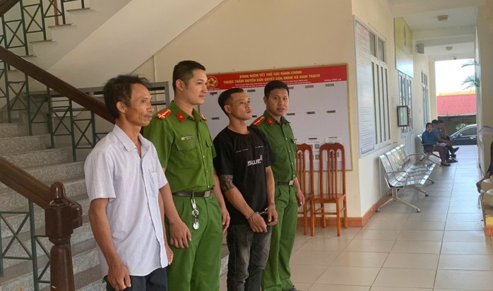 Cơ quan chức năng bắt giữ đối tượng C.N.H (áo đen) về hành vi trộm cắp tài sản