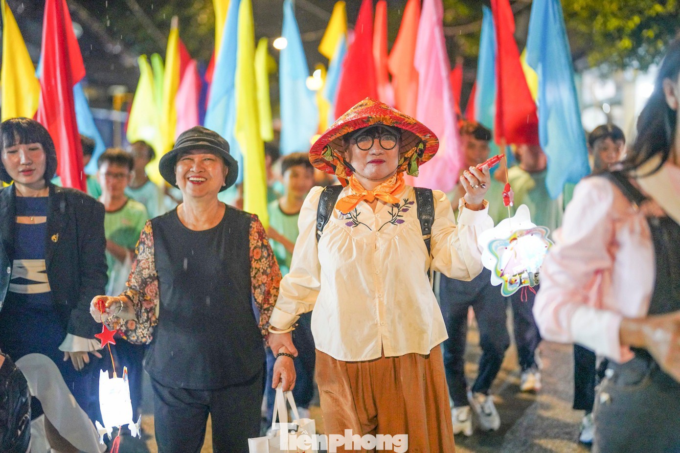 Người dân Cần Giờ đón Trung thu trong mưa - 4
