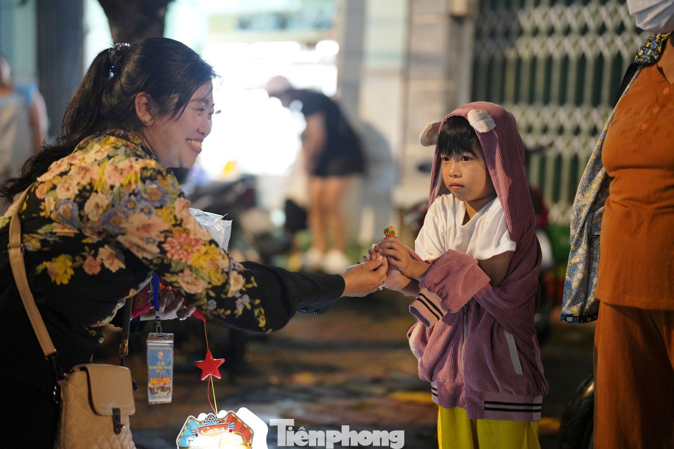 Bà Diễm Phượng chuẩn bị nhiều quà phát cho các em nhỏ dọc đường rước đèn. “Mưa thì vẫn mưa, nhưng tụi nhỏ vui quá nên mình cũng thấy ấm lòng.