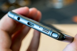 Lỗ nhỏ bí ẩn bên cạnh cổng sạc điện thoại: Công dụng ít ai ngờ tới