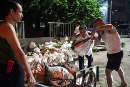 Tin tức trong ngày - Lo tái ngập, người Hà Nội đắp đập, dựng tấm chắn trước nhà