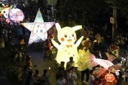 'Biển người' rước đèn Trung thu bằng 100 mô hình khổng lồ