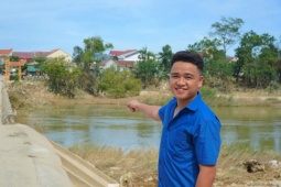 Bạn trẻ - Cuộc sống - Chàng trai liều mình cứu cháu bé giữa dòng lũ: Nếu sợ thì ai sẽ cứu người đây...