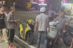 Cụ ông bán vé số ở Phú Quốc bị dọa đánh vì gọi khách bằng chú