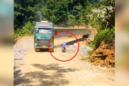 Clip: Thót tim xe máy phóng nhanh bị ô …