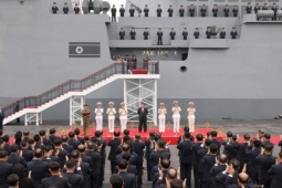 CHÙM ẢNH: Ông Kim Jong-un thăm chiến hạm 5.000 tấn đầu tiên của Triều Tiên