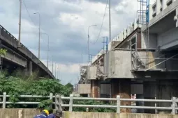 ‘Thần đèn’ kích nâng cầu Bình Phước 1 trên quốc lộ 1