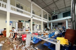 Sức khỏe đời sống - Nước lũ cuốn trôi kho thuốc bệnh viện, hỏng nhiều máy móc