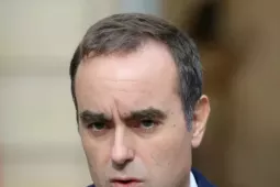 Tân Thủ tướng Pháp bất ngờ từ chức