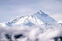 Gần 1.000 người bị mắc kẹt trên đỉnh Everest sau một trận bão tuyết lớn