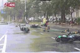 Thế giới - Xe lật, đường ngập ở miền nam Trung Quốc do bão Matmo