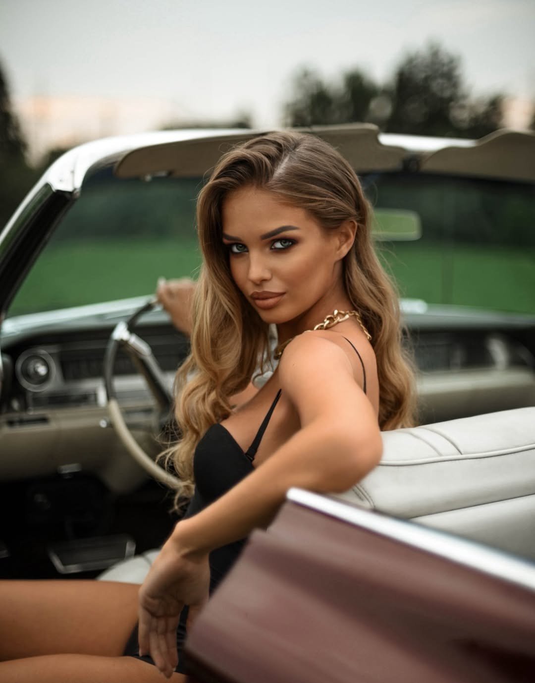 Anastasia Venza có vẻ đẹp hiện đại và quyến rũ. Với việc giành danh hiệu Hoa hậu Nga, cô có quyền tham dự cả hai cuộc thi Hoa hậu Hoàn vũ và Hoa hậu Thế giới.