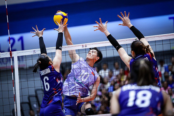 Bích Tuyền (số 10) không thi đấu, cũng không làm trợ lý HLV mà là săn sóc viên của đội nữ Ninh Bình&nbsp;
