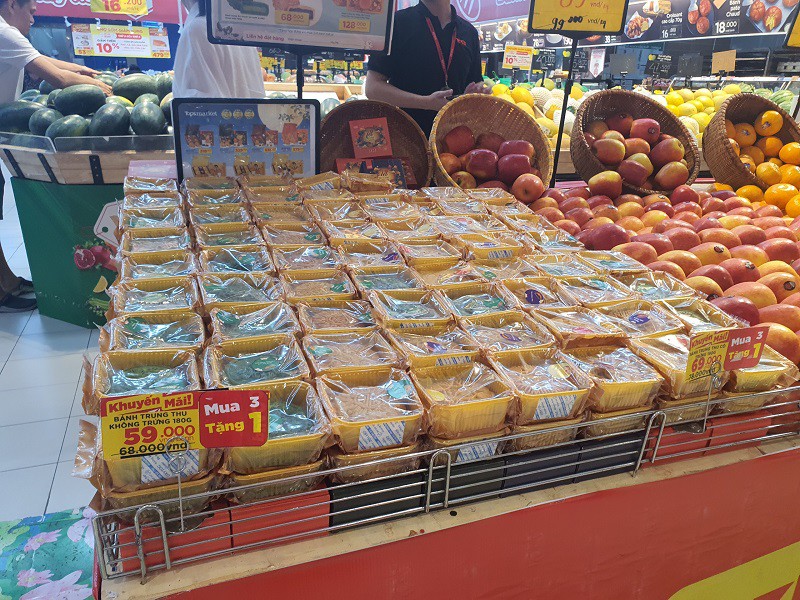 Không những giảm giá, siêu thị này còn khuyến mại mua 3 tặng 1 cho khách.