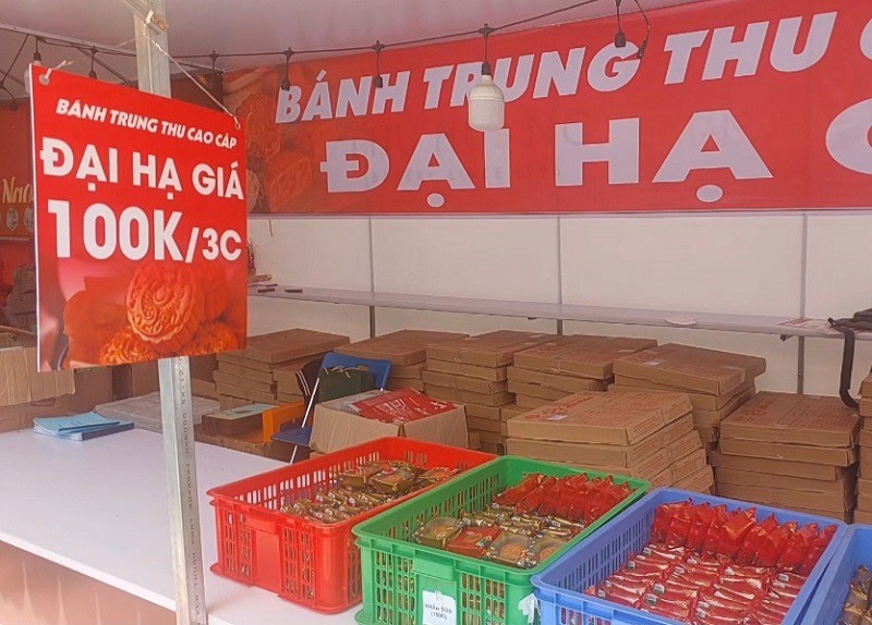 Quầy bánh trung thu có thương hiệu lớn trên đường Giải Phóng "đại hạ giá".