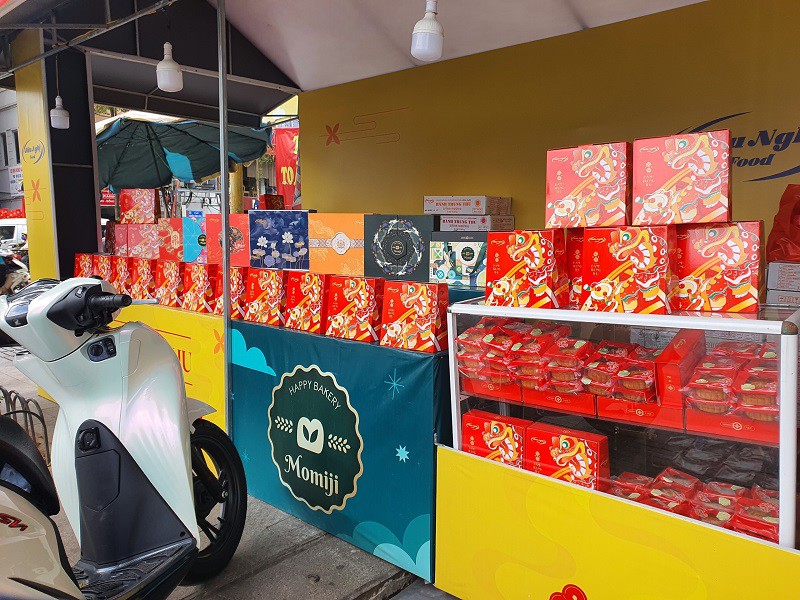 Các quầy bán bánh trung thu mọc san sát nhau nhưng rất thưa vắng khách.