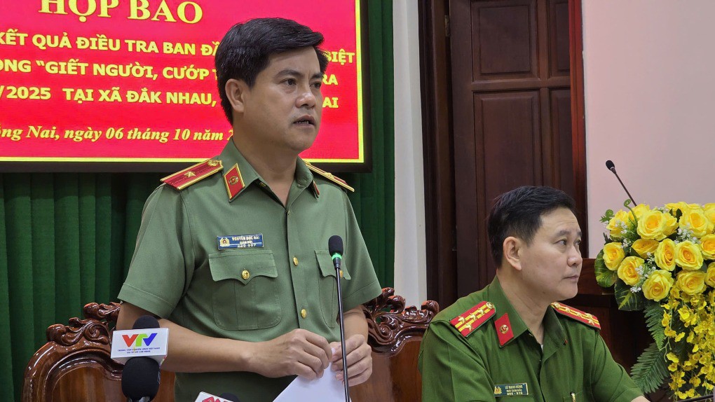 Thiếu tướng Nguyễn Đức Hải (trái) chủ trì buổi họp báo. Ảnh: Phước Tuấn