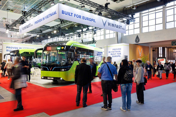 VinFast chính thức ra mắt hai mẫu xe buýt điện EB 8 và EB 12 tại Triển lãm Busworld Europe 2025