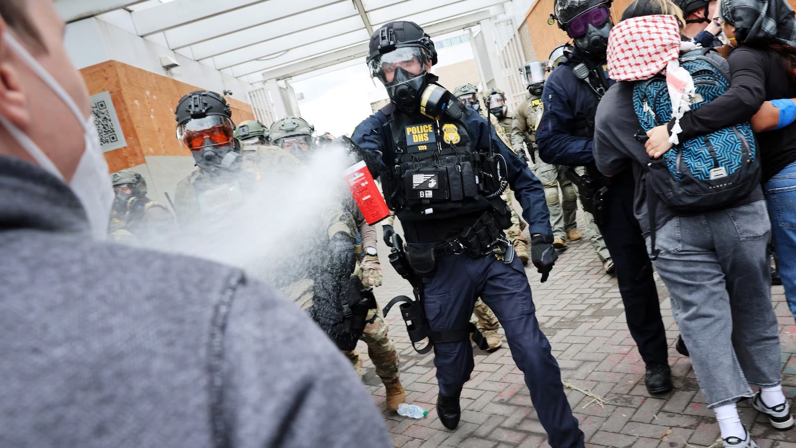 Đặc vụ liên bang Mỹ đụng độ với người biểu tình bên ngoài trụ sở của ICE ở Portland (ảnh: Spencer Platt/Getty Images)