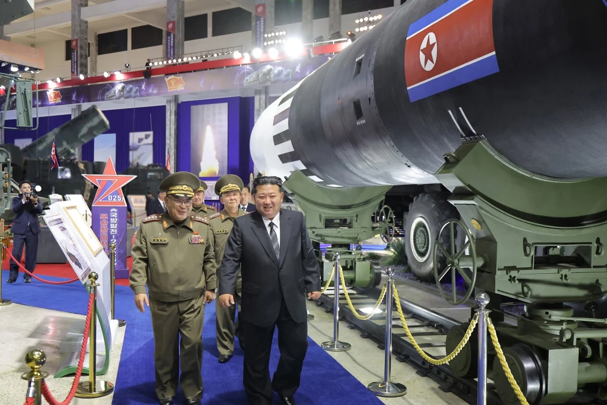 Nhà lãnh đạo Triều Tiên Kim Jong Un tham dự triển lãm quân sự ở Bình Nhưỡng vào ngày 4/10/2025. Ảnh: KCNA.