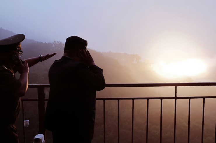 Ông Kim trực tiếp thị sát cuộc thử nghiệm động cơ mới cho siêu tên lửa Hwasong-20 vào tháng 9/2025. Ảnh: KCNA.